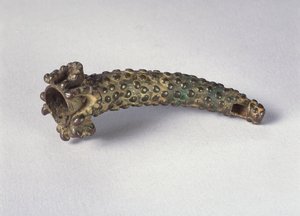 Seitlich geblasenes Horn mit Rochenhautüberzug und menschlichem Kieferknochenaufsatz