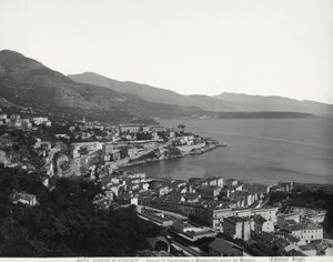 Blick auf Condamine und Montecarlo, zwei bevölkerte Städte mit Blick auf das Meer. Das Foto wurde von Monaco aus aufgenommen von Giacomo Brogi