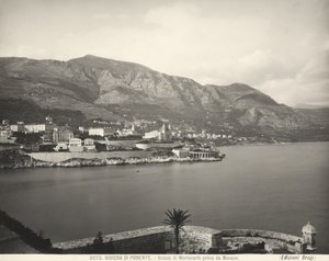 Blick auf Montecarlo, Ferienort mit Blick auf das Ligurische Meer. Die Seealpen erheben sich im Hintergrund. Das Foto wurde von Monaco aus aufgenommen von Giacomo Brogi