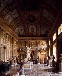 Raum der Kaiser mit Raub der Proserpina im Zentrum von Gian Lorenzo Bernini