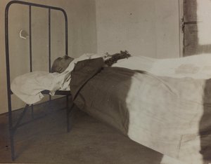 Album "Bilder des Krieges II": ein Gefallener des Großen Krieges auf dem Krankenbett (s/w Foto)