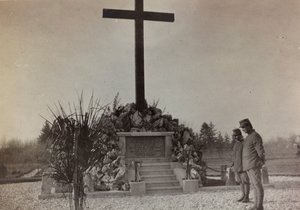 Album "Bilder des Krieges II": Kriegsdenkmal in Gradisca (s/w Foto)