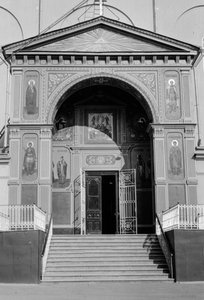 Eingang zu einer russisch-orthodoxen Kirche mit Ikonen, die die Außenwände schmücken von Gilbert H. Grosvenor