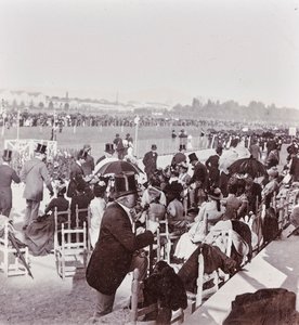 Zuschauer auf der Rennbahn im Cascine Park: General Pralormo, Neri Corsini, Alberto Rignano, Gennaro Placci, die Gräfin Maud Ricci, Gräfin von Perkenstein von Giorgio Enrico (attr.to) Levi
