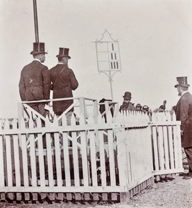 Zuschauer auf der Rennbahn im Cascine Park: Max Stiozzi Marquis, Marquis Malaspina Azzolino, Arnaldo Pozzolini und der Abgeordnete Marquis Torrigiani