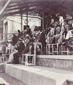 Zuschauer auf der Rennbahn im Cascine Park: die Gräfin Cenami mit ihren Töchtern, Levi, Conte Gondi, Frau Van der Keim und Stieftochter von Giorgio Enrico (attr.to) Levi