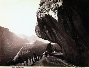 Eine Straße in den Brünigpass-Bergen in der Schweiz von Giorgio Sommer