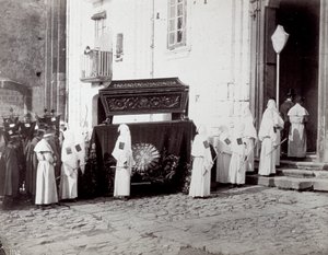 Begräbnisprozession der Kongregation von San Francesco in Neapel. Im Vordergrund, vor einer Kirche, begleiten zahlreiche 