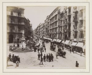 Ansicht der Via Roma in Neapel mit einer Statue, Geschäften, Pferdekutschen und Passanten von Giorgio Sommer