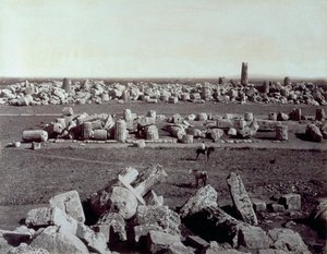 Panorama der Überreste des Tempels der Minerva und des Tempels des Apollo in Selinunte. Ein Mann zu Pferd befindet sich unter den Ruinen der archäologischen Stätte