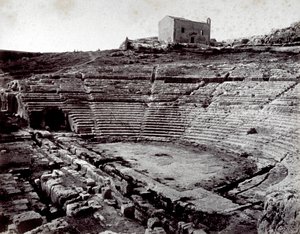 Die Überreste des griechischen Theaters in Syrakus im Monumentalpark der Neàpoll. Im Vordergrund die halbkreisförmige Orchestergrube und die Cavea von Giorgio Sommer