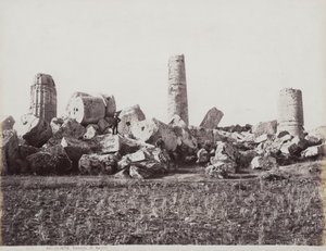 Die Überreste des Apollontempels in Selinunte. Zwei männliche Figuren sind auf den eingestürzten Säulen zu sehen von Giorgio Sommer