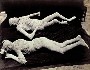 Zwei Abgüsse von menschlichen Figuren aus den Ausgrabungen von Pompeji. Die Exponate wurden auf schwarzem Tuch platziert, um sie zu fotografieren von Giorgio Sommer
