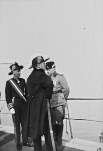 Album "Duce": Benito Mussolini in Uniform an Bord eines Schiffes, begleitet von einem Staatsbeamten und dem Prinzen Maurice Gonzaga Marquis von Vodice