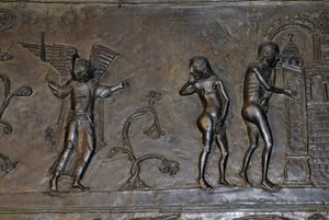 Ottonische Kunst: Adam und Eva werden aus dem Paradies vertrieben. Um 1015. Skulptur an einer der Bronzetüren der Kathedrale St. Maria in Hildesheim (Deutschland).