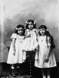 Porträt im Studio von drei Kindern von Phillipe de Marlier