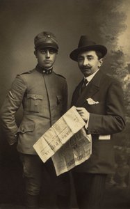 Porträt eines männlichen Paares, einer in Militäruniform und der andere mit der "Giornale d