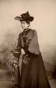 Porträt einer eleganten Dame mit Hut