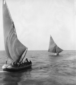 Segelboote mit Menschen an Bord