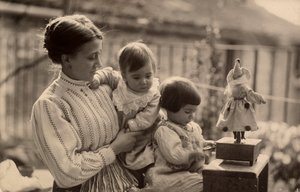 Frau mit Babys und Puppe