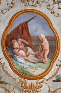 Gästeunterkünfte, das Zimmer der Putti, Medaillon mit Putti: "Die Verkleidung"