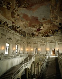 Ansicht der großen Treppe und Decke, die die Allegorie der fünf Kontinente darstellt von Giovanni Battista Tiepolo