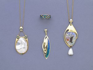 Eine Gruppe von Liberty & Co gelbmetall- und emaillierten Anhängern und ein Ring, entworfen von Archibald Knox