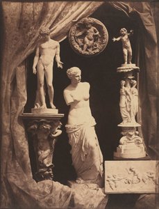 Stillleben mit Statuen und Draperie