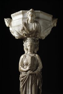 Weihwasserbecken mit den drei theologischen Tugenden und einer Schale mit den vier Kardinaltugenden