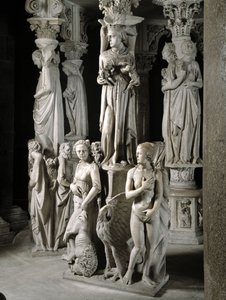 Detail der Skulpturengruppen, die den Stuhl stützen