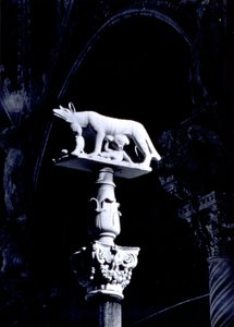 Die Sienesische Wölfin mit den Zwillingen Romulus und Remus, Fassade der Piazza del Duomo von Giovanni Pisano