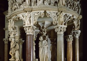 Die theologischen Tugenden und Herkules links (Detail) von skulptierten Gruppen, die die Kanzel stützen. Marmorskulptur von Giovanni Pisano (1248-1314). 1302-1311 Kathedrale von Pisa (Duomo di Santa Maria Assunta di Pisa), Italien