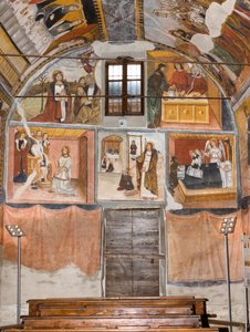 Die Haupttür der Botoneri-Kapelle mit den Gemälden, die die Passion Christi darstellen