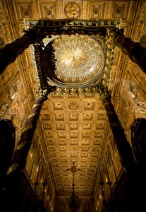 Ansicht der Decke mit Holzkästen markiert und vergoldet von Giuliano da Sangallo (1445 ca. 1516) und Hauptaltar von Architekt Ferdinando Fuga (1699-1781). Basilika Santa Maria Maggiore, Rom. von Giuliano Giamberti da Sangallo