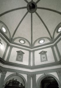 Ansicht der achteckigen Sakristei, gebaut nach einem Entwurf von Giuliano da Sangallo (1445-1516) von Giuliano Giamberti da Sangallo