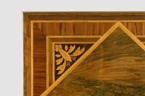 Detail der Tischplatte mit floraler Intarsie