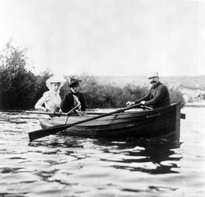 Guy de Maupassant in einem Boot mit Genevieve Straus und Colette Dumas Lippman, ca. 1889