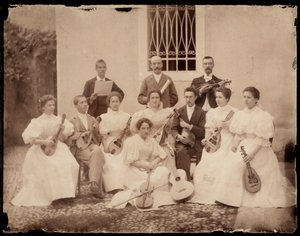 Gruppenporträt sitzender Musiker, ca. 1900