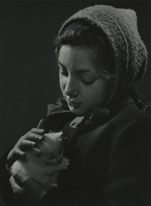 Mädchen hält ein weißes Kätzchen in den Armen. Frühe 1950er Jahre von Godfrey Macdominic