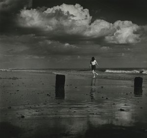 Kind spielt mit den Wellen am Strand von Godfrey Macdominic