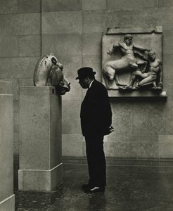 Mann betrachtet Skulpturen im British Museum, London 1950er Jahre von Godfrey Macdominic