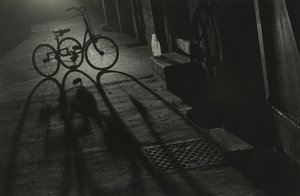 Silhouette eines Dreirads bei Nacht von Godfrey Macdominic