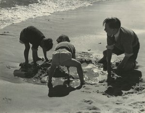 Drei Kinder spielen mit Sand am Strand von Godfrey Macdominic