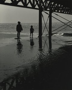 Zwei Kinder spielen am Strand von Godfrey Macdominic