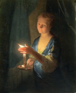 Eine Dame hält eine Kerze