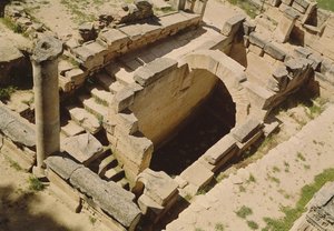 Luftaufnahme des Nymphäums, restauriert von den Römern um 20 v. Chr.