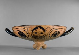 Attische schwarzfigurige Schale, dekoriert mit einem Gorgonen-Kopf-Tondo, umgeben von sechs liegenden Männern, die an einem Symposium teilnehmen, im Stil des Andokides-Malers, ca. 500 v. Chr. (Keramik) von Greek