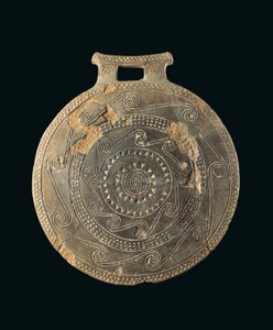Bratpfannengefäß mit laufenden Spiralen und Dreiecken, aus Euböa, Früh-Kykladische I-II Periode, Kampos Phase (2800-2700 v. Chr.)