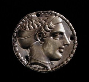 Goldapplikation eines weiblichen Kopfes mit Sakos, aus Kerch, 5. Jahrhundert von Greek