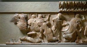 Griechische, ionische Kunst: nördliches Fries des Schatzhauses von Siphnos: Szene der Gigantomachie, Apollo und Artemis kämpfen gegen einen Riesen von Greek
